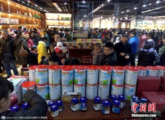 资料图:民众在选购奶粉 图片来源:CFP视觉中国