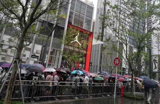 炒鞋究竟有多火 4天暴涨900% 行情页堪比股票交易所