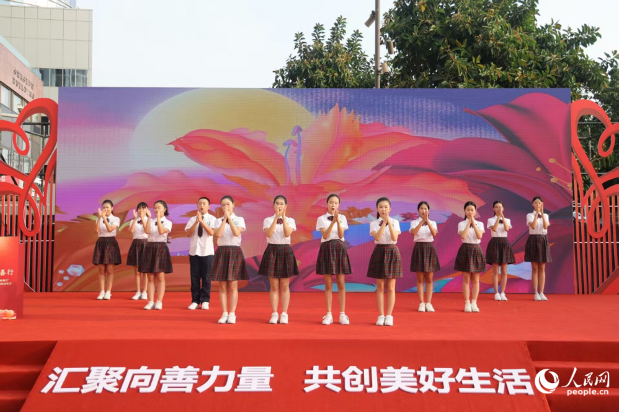 开场表演《送你一朵小红花》。人民网记者 陈博摄