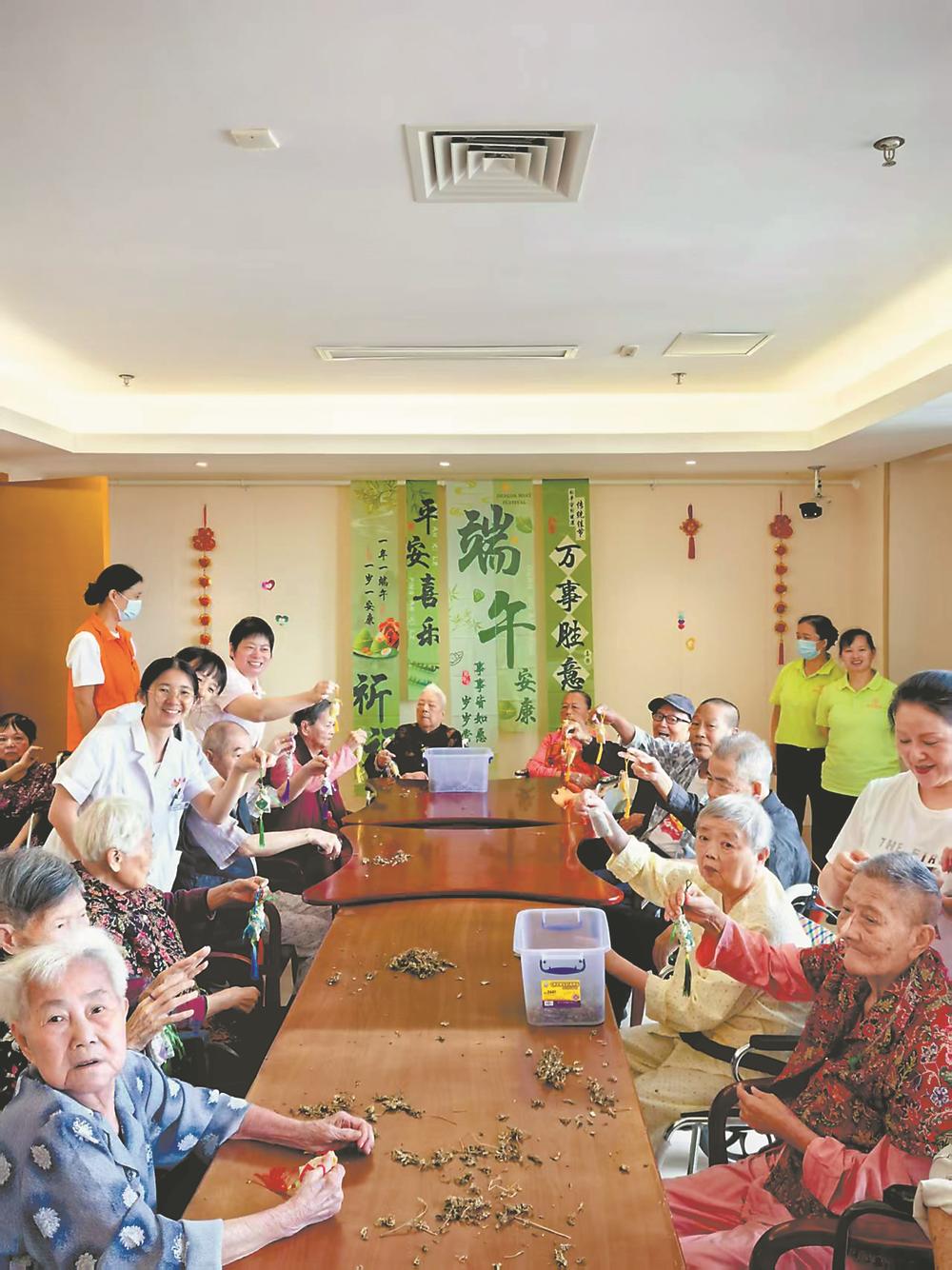 老人聚在一起做香囊。受访者供图