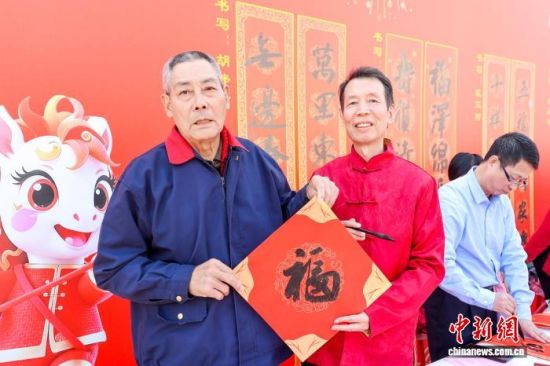 24日，2026海峡两岸(海沧)百名书法家书春送福活动在厦门举办。　厦门市海沧区文联 供图