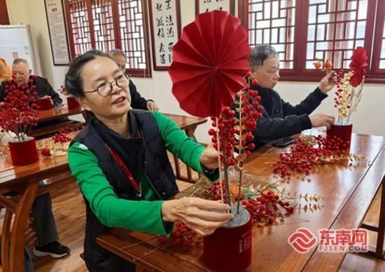 亲手制作福桶(金山街道供图)