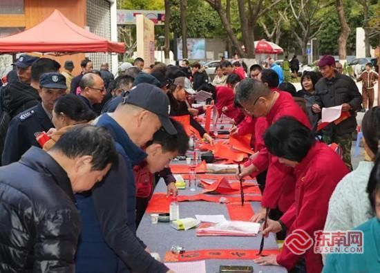 开展迎新春送福活动(金山街道供图)