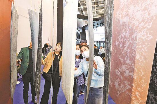 客商在了解可弯折超薄石材的性能情况。