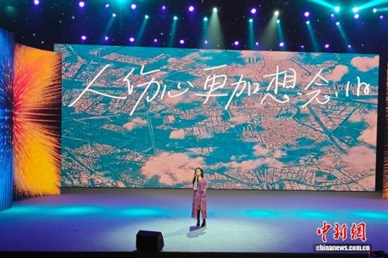 3月18日，“声而向上×新势力计划——两岸(厦门)青年音乐人创作营”在厦门开幕。图为创作营学员在开幕式上表演。　吴冠标 摄