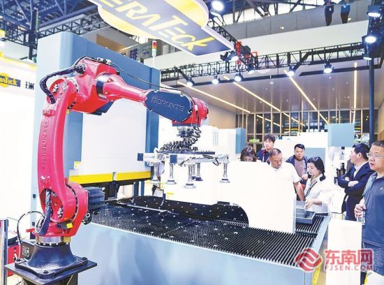 客户在参观现场展出的自动化机床。