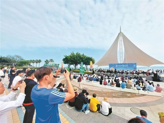 海风交响音乐会吸引许多观众前来欣赏。（记者 吴君宁 摄）