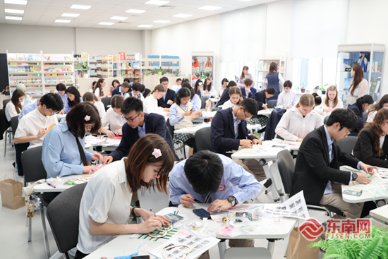两校学生携手制作中国竹编风铃　厦门一中供图