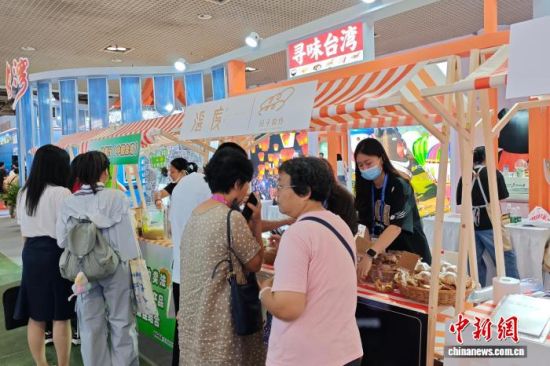 5月29日，第二十一届海峡旅游博览会和2026第十一届中国(厦门)国际休闲旅游博览会在厦门开幕。展会台湾馆的美食吸引众多观展者围观品尝。　吴冠标 摄