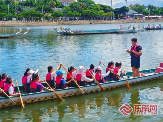青少年在集美龙舟池体验划龙舟(浔江社区新时代文明实践站供图)