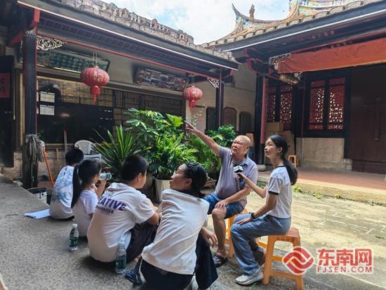 銮江小记者团走进杜氏家庙,开展专项人物采访实践活动(马銮社区新时代文明实践站供图)