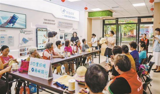 筼筜街道四里社区居民在社区党群服务中心B区的“智慧近邻”线下服务点,参与公益惠民活动。 (本报记者 林铭鸿 摄)