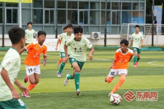 小球员们在场上奋勇拼搏(厦门警方供图)