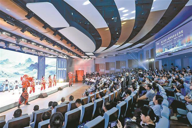 开幕式现场机器人舞蹈《数光护网》精彩上演。主办方供图