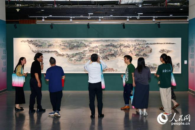 描绘筼筜湖美景的中国画吸引观众驻足。人民网记者 陈博摄