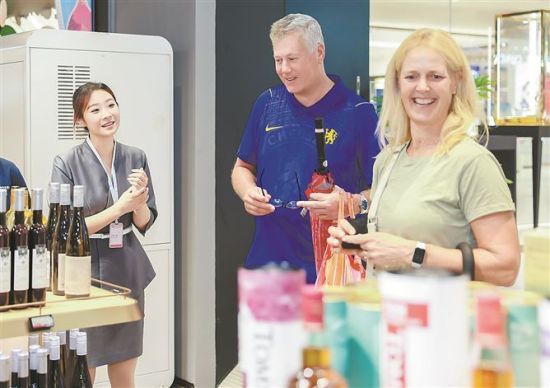 外国游客在厦选购商品。