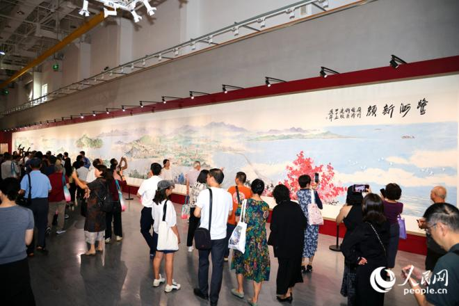 巨幅中国画《鹭海新颜——厦门经济特区建设45周年长卷》。人民网记者 陈博摄